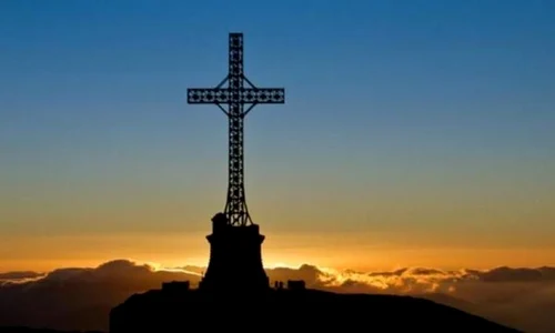 Crucea de pe Caraiman, un monument misterios, desemnată cea mai înaltă cruce din lume amplasată pe un vârf montan jpeg