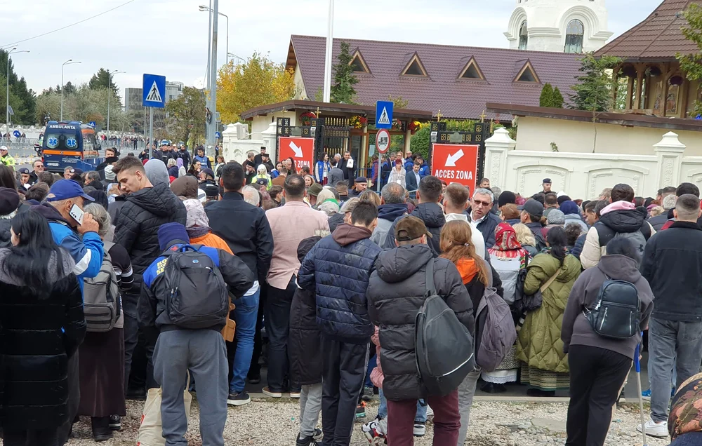 Un bărbat a fost reţinut pentru că împărţea ziare pro-fasciste lângă Catedrală / foto: Click!