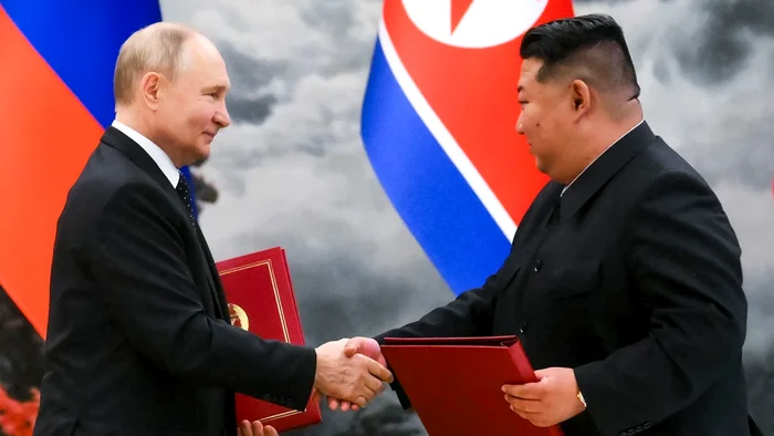 Vladimir Putin strângându-și mâna cu Kim Jun-un Foto edition.cnn.com