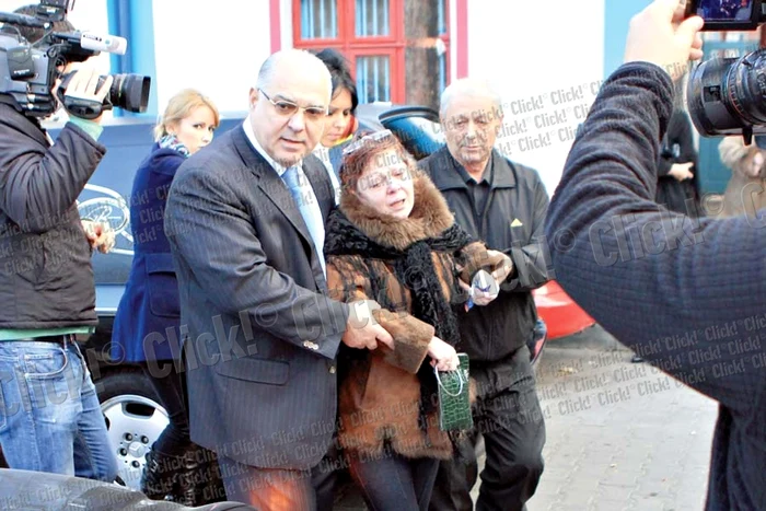 Anca Pandrea a pus  pe buzele iubitului  câteva picături  din sângele ei