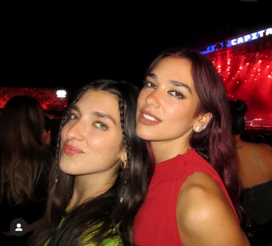 Dua Lipa alături de sora sa mai mică Rina FOTO: Instagram / Rina