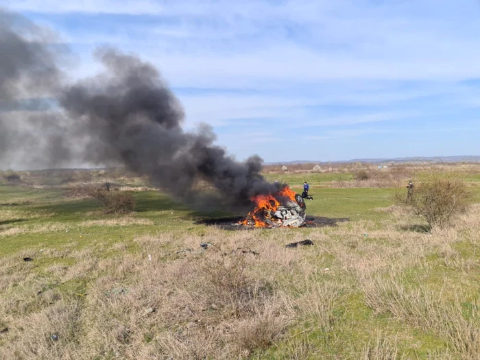 O maşină a căzut în gol de la 30 de metri de pe un dig al Oltului în Vâlcea şi a luat foc - şoferul a supravieţuit Foto Adevărul