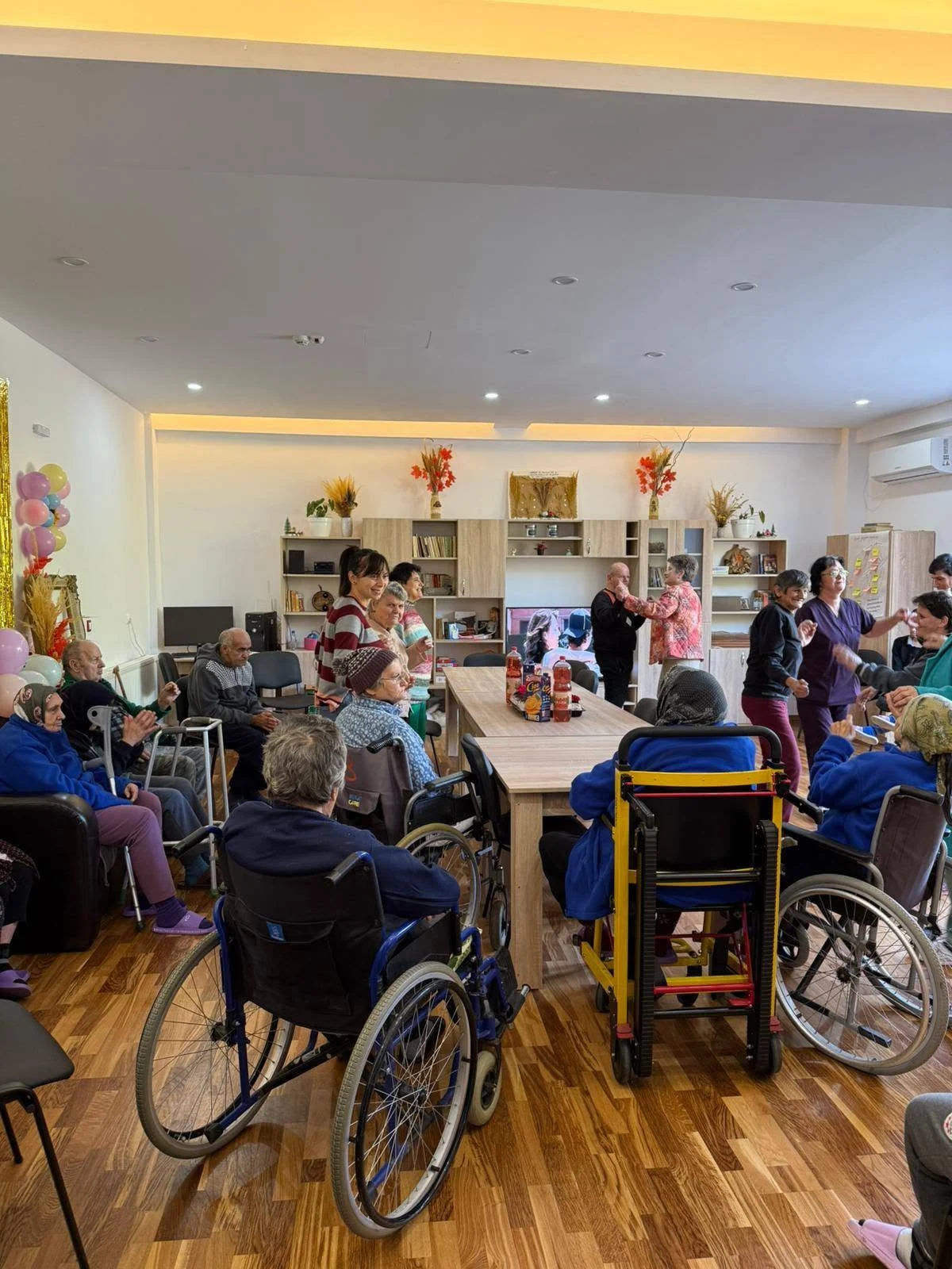 Centrele-mamut pentru persoanele cu dizabilități se închid, familiile așteaptă serviciile-suport. Ce soluții de tranziție vor funcționa