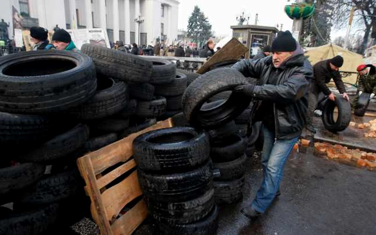Susţinători ai lui Mihail Saakaşvili au ridicat baricade în faţa Parlamentului ucrainean FOTO EPA-EFE