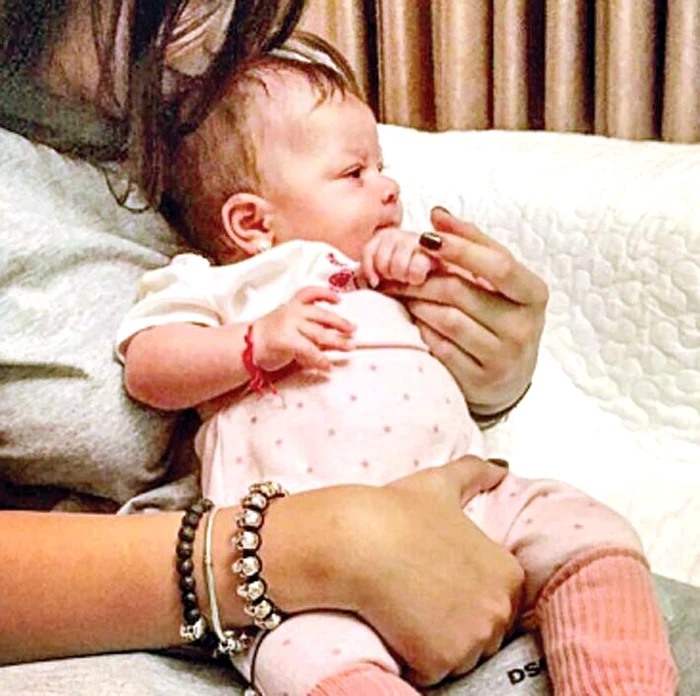 Roxana Dobre înfulecă pateuri, în timp ce împinge de zor la căruciorul de 3.000 de lei al fetiţeifoto: Blitz