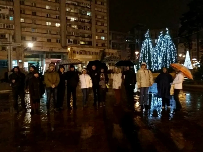 Protest paşnic, duminică seara, la Piteşti. O mână de oameni a ieşit în stradă în ciuda intimidărilor de care organizatorii au avut parte după mitingurile anterioare