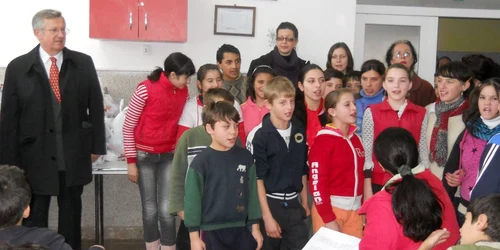 Primarul Ovidiu Creţu a ascultat colindele copiilor cu nevoi speciale