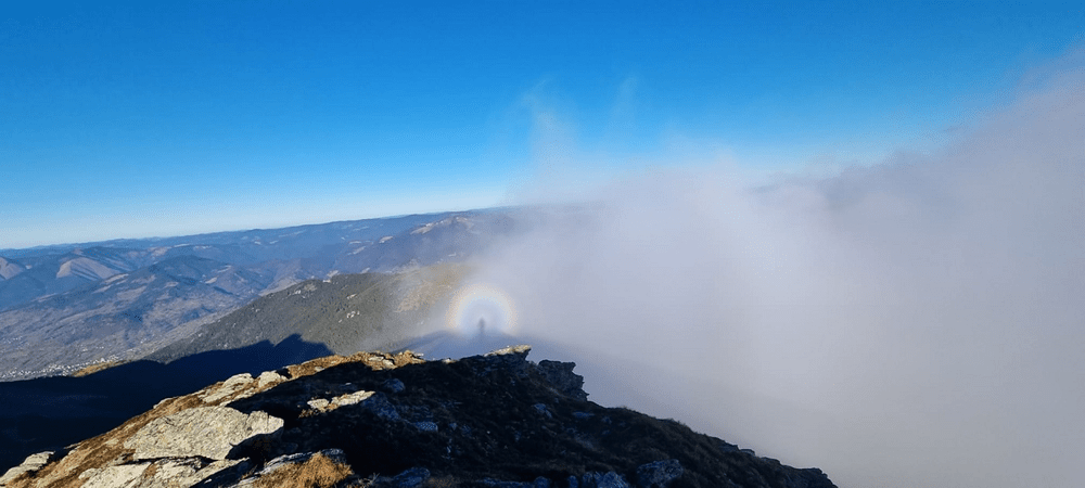 Efectul Gloria, surprins în Munții Rodnei. Fotografia impresionantă a iluziei optice extrem de rare