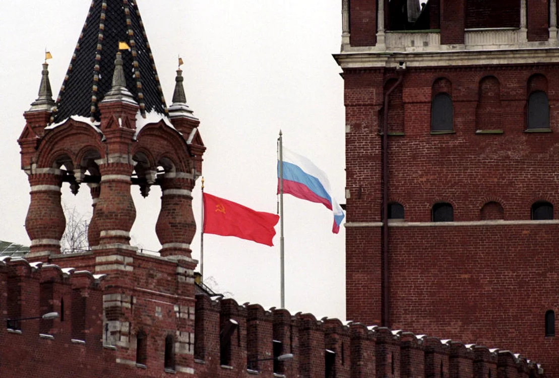 Steagyl Rusiei si cel al fostei Uniuni Sovietice pe Kremlin la 18 decembrie 1991 FOTO EPA-EFE