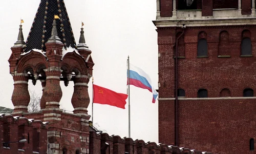 Steagyl Rusiei si cel al fostei Uniuni Sovietice pe Kremlin la 18 decembrie 1991 FOTO EPA-EFE