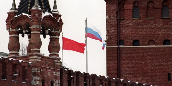 Steagyl Rusiei si cel al fostei Uniuni Sovietice pe Kremlin la 18 decembrie 1991 FOTO EPA-EFE