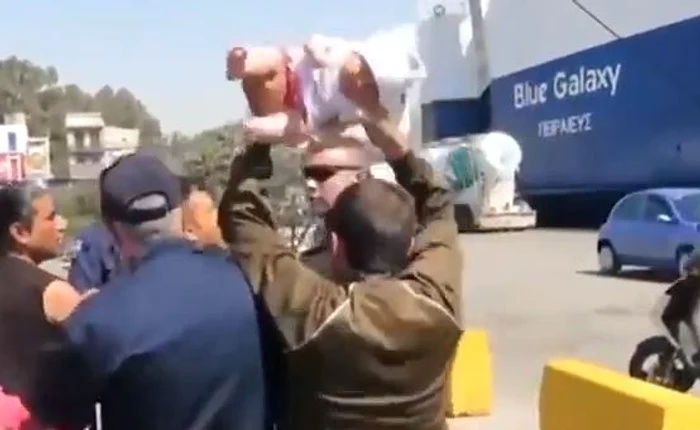 
    A încercat să arunce cu copilul în forțele de ordinFoto Youtube  