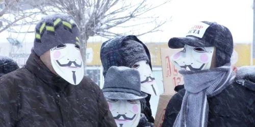 Protestatarii slătineni au purtat măști inspirate din filmul “V for Vendetta” și au avut un singur slogan:  “Nu ACTA !”