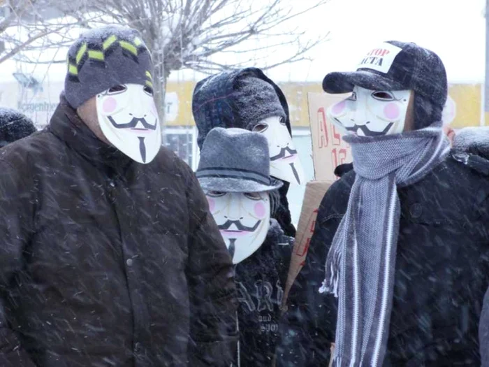 Protestatarii slătineni au purtat măști inspirate din filmul “V for Vendetta” și au avut un singur slogan:  “Nu ACTA !”