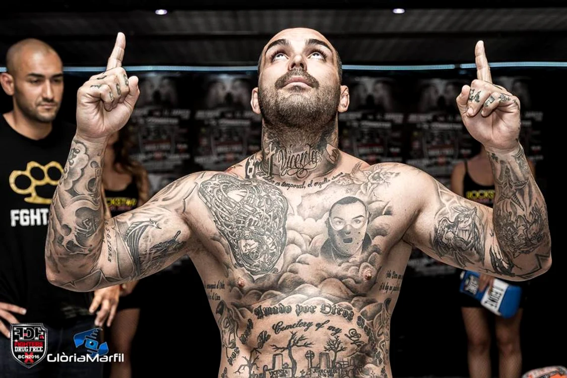 Trallero are 50 de tatuaje pe tot corpul