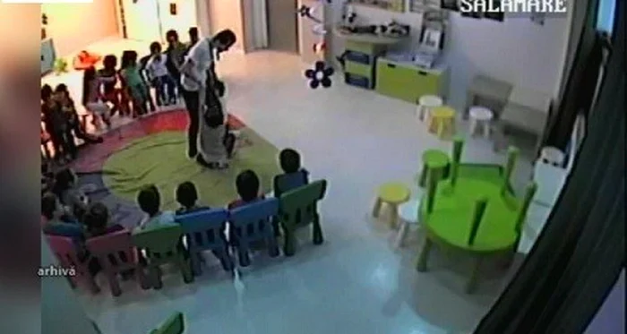 Pe imaginile suprinse de camerele de supraveghere se vede cum copiii erau supuși unor rele tratamente