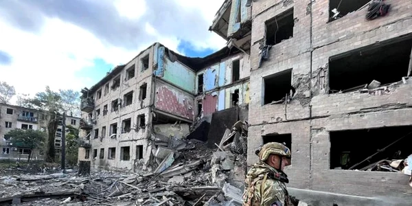 Rușii bombardează intens orașul Adviivka FOTO EPA-EFE