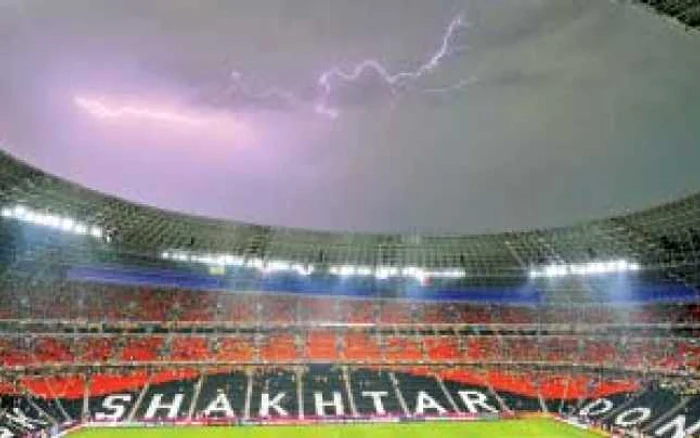 Stadionul de la Doneţk, Donbass Arena, este luminat de fulgere. Rinat Ahmetov n-a finanţat încă un dispozitiv să îndepărteze norii negri