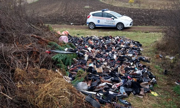 Zeci de pantofi, aruncați lângă cimitir FOTO: Poliția Locală