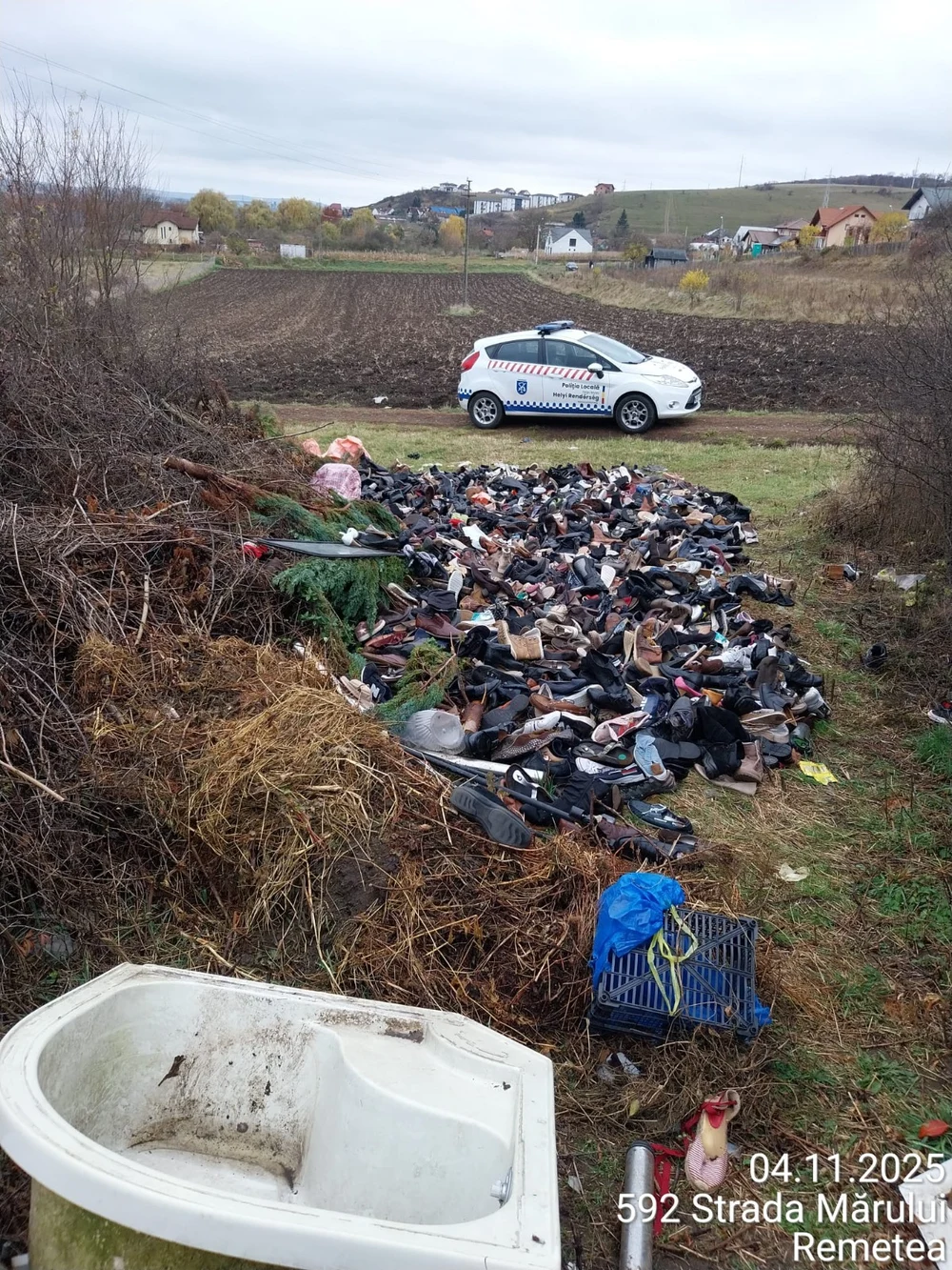 Amendă de 45.000 de lei pentru un bărbat care a aruncat un morman de pantofi lângă un cimitir. Ce planuri avea cu ei