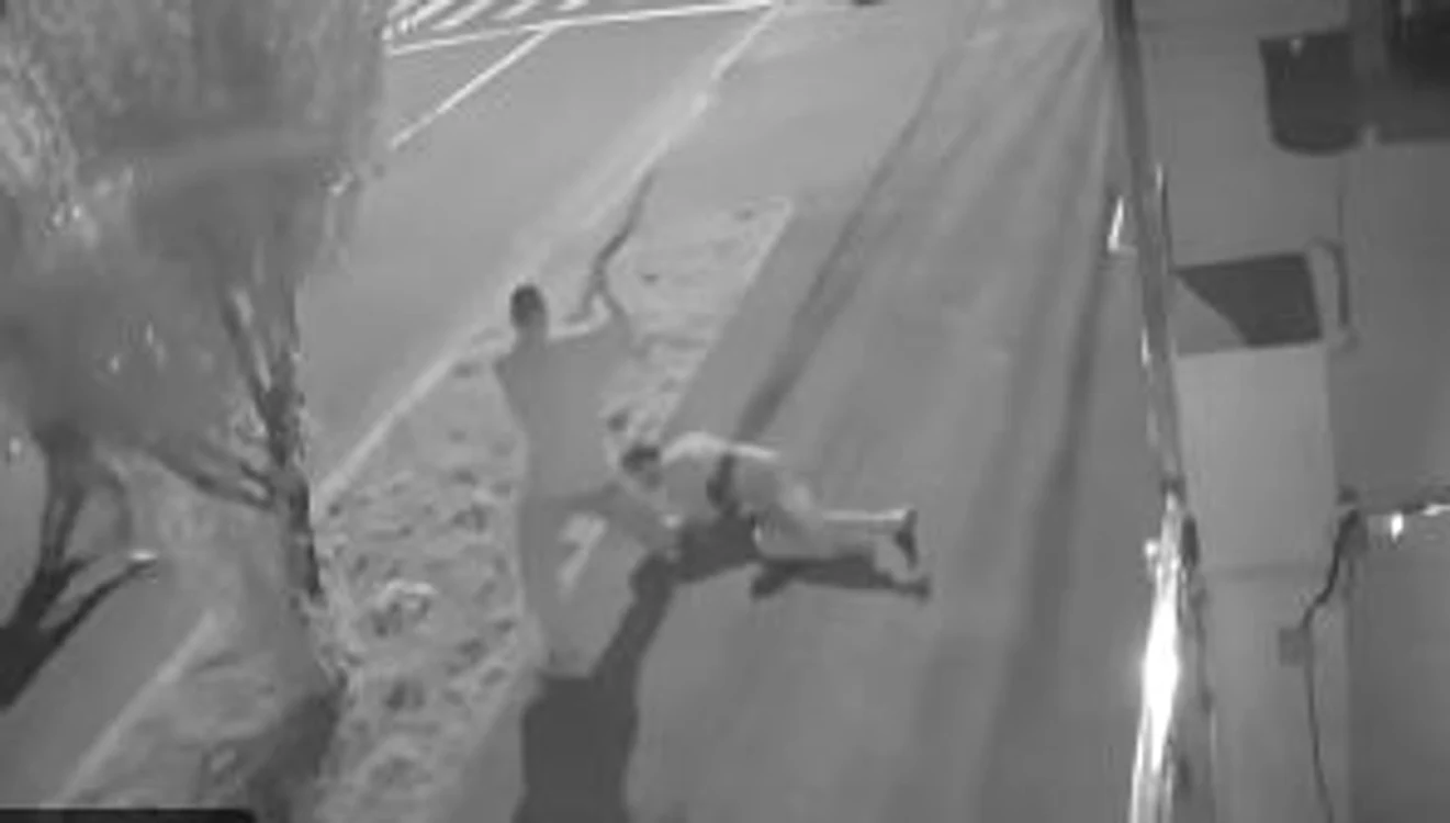 
    Bărbatul a fost înjunghiat mortal în stradă Foto: Captură YouTube  
