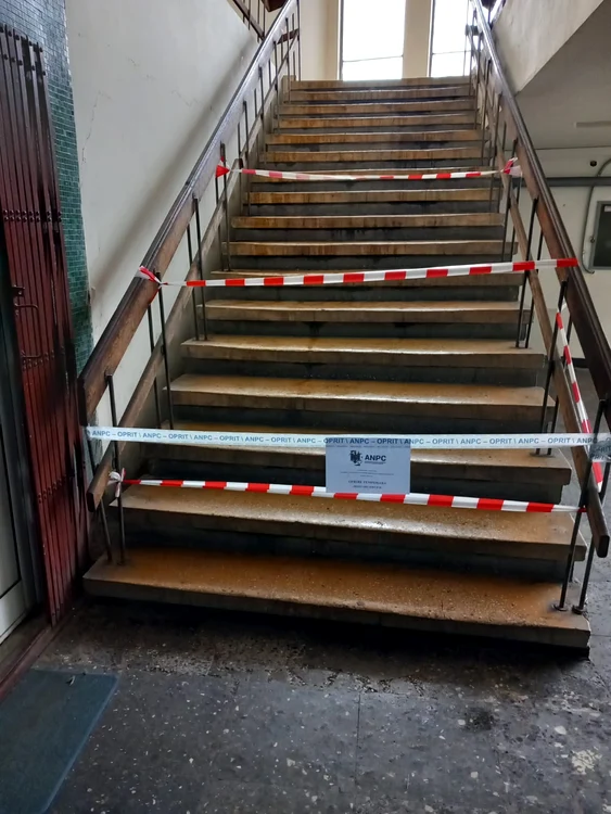 Accesul pe scări este oprit FOTO CJPC Maramureș