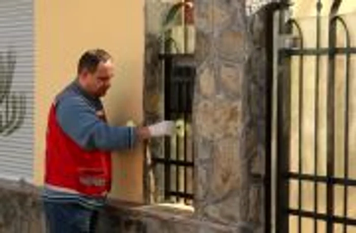 Căutarea şi prelevarea amprentelor hoţilor este o muncă migăloasă