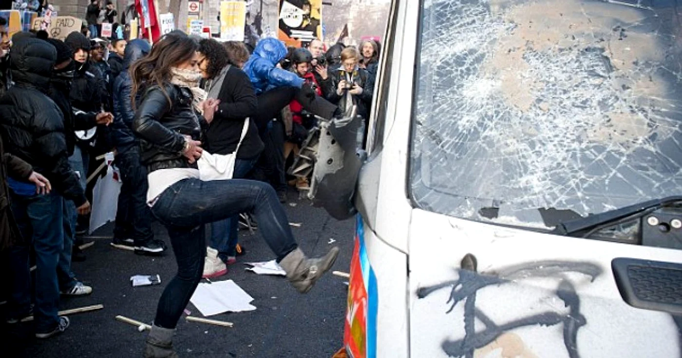 Furia studentelor "războinice" face ravagii la Londra, Sursa: dailymail.co.uk