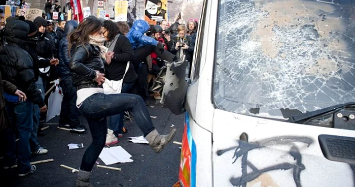 Furia studentelor "războinice" face ravagii la Londra, Sursa: dailymail.co.uk