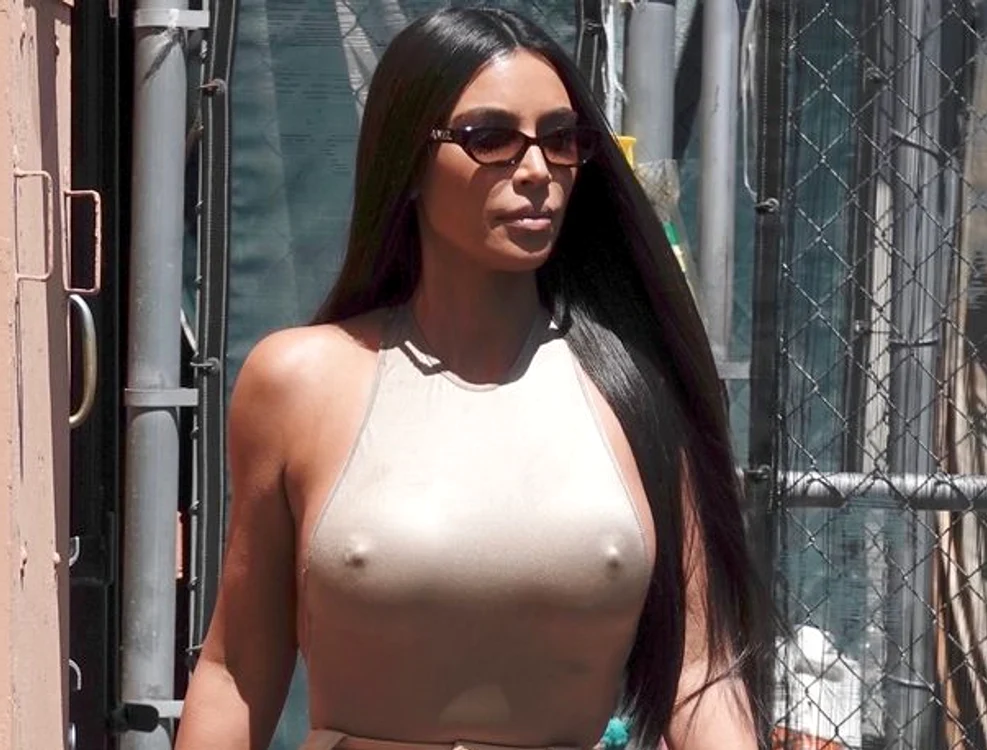 
    Kim Kardashian nu a dorit să rişte să îşi piardă formele care au consacrat-o, aşadar a ales să contacteze o mamă-surogat Foto: Instagram  