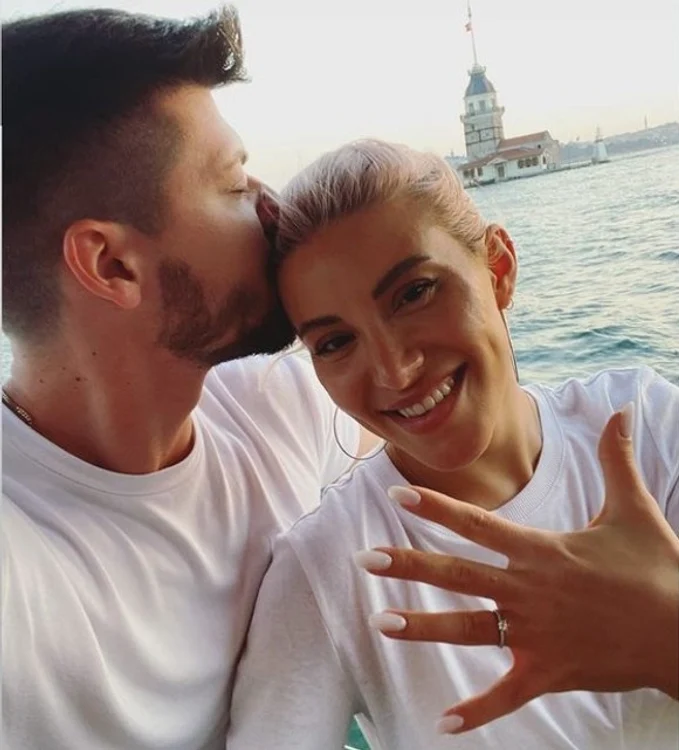 
    Nicoleta Nucă a primit inelul de logodnă de la iubitul ei, AlexFoto: arhivă personală  