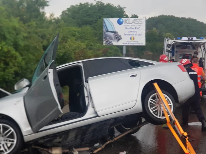 Accident pe DN7-E81 Dealul Negru în Milcoiu Vâlcea - o maşină s-a lovit de un parapet şoferul din Gorj descarcerat a ajuns în stare gravă la spital Foto Adevărul