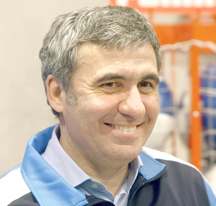 Gheorghe Hagi n-o lua el salriu, dar la scadenţă vin banii din transferuri