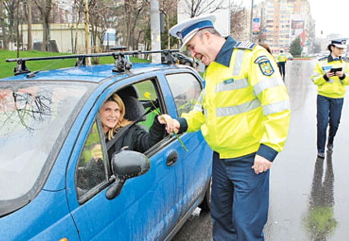 
    Polițiștii bucureșteni au împărțit 350 de fire de freziiFoto: Eduard Enea  