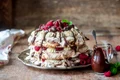 Tort Pavlova cu ciocolata si zmeura  Sursa foto shutterstock 1220712880 jpg