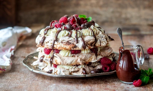 Tort Pavlova cu ciocolata si zmeura  Sursa foto shutterstock 1220712880 jpg