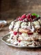 Tort Pavlova cu ciocolata si zmeura  Sursa foto shutterstock 1220712880 jpg