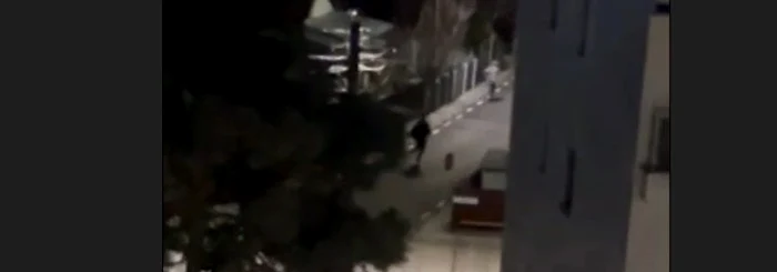 Prins în flagrant de polițiști când sustrăgea produse din easybox Foto: Captură video