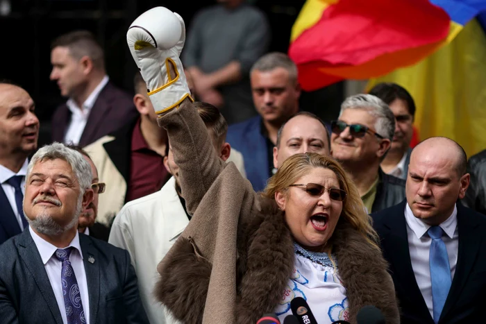 Diana Șoșoacă și-a depus candidatura cu mănuși de box. FOTO Inquam Photos
