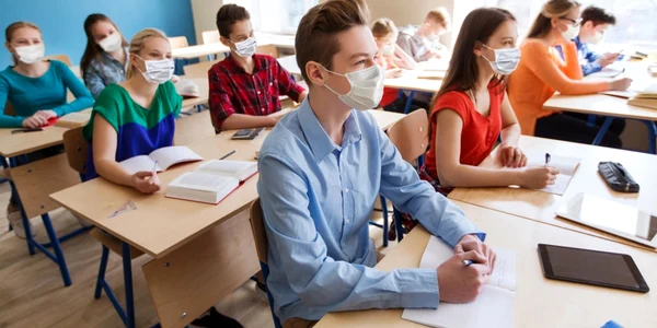 elevi masca studenti liceu FOTO Shutterstock