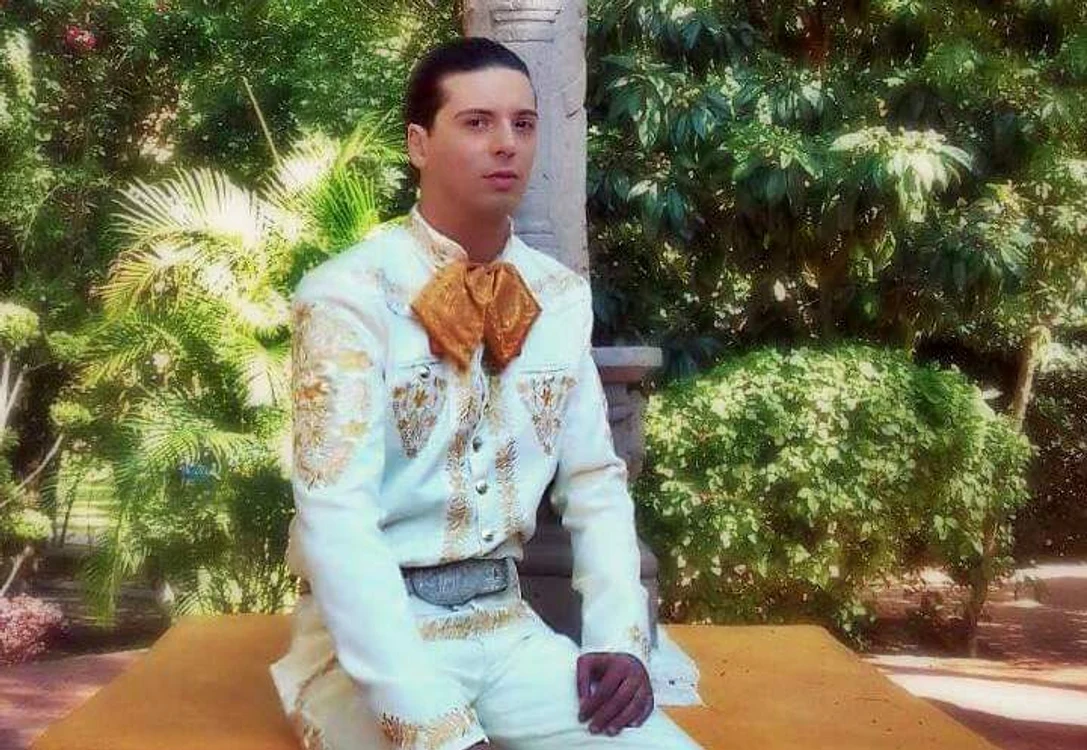 
    Cântărețul român de cumbia Radhu a vrut să-și opereze urechile la chirurgul fals cu opt clasefoto: arhivă personală  
