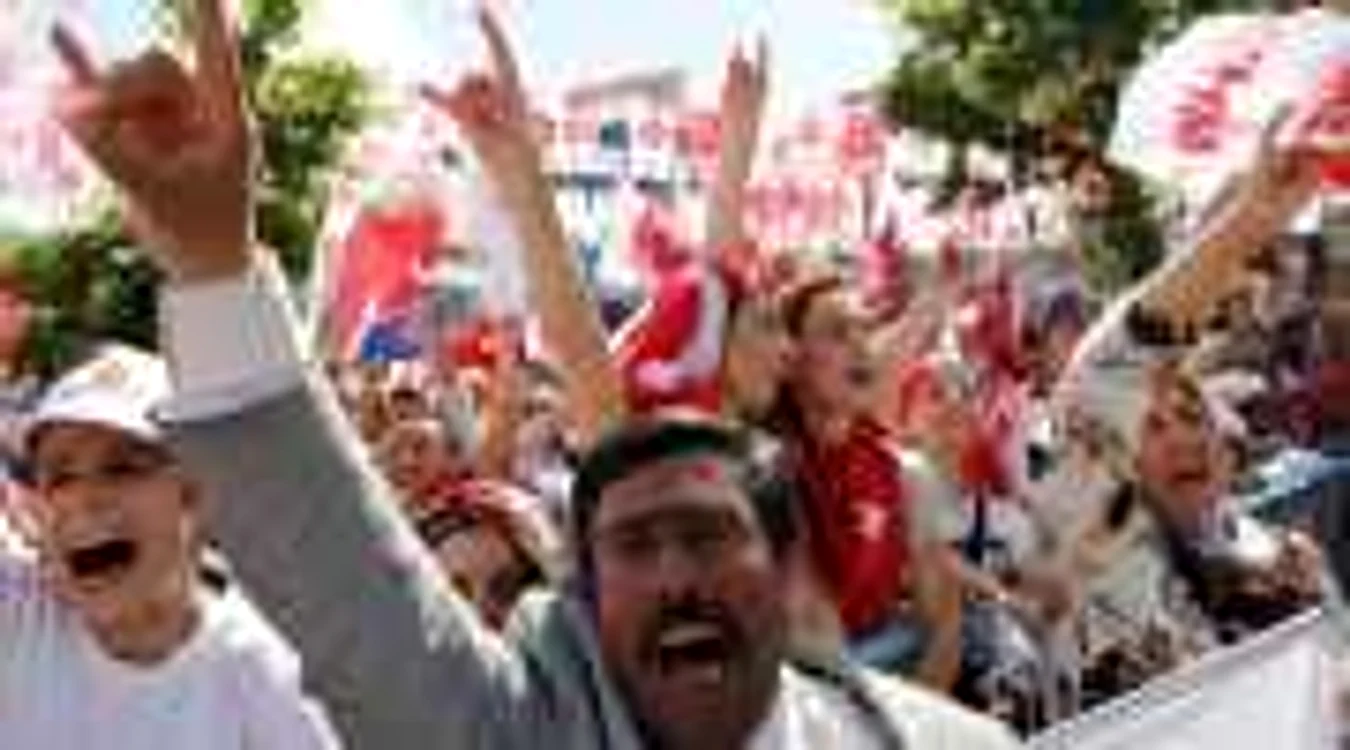 Susţinătorii Partidului Mişcării Naţionaliste în cadrul unui marş electoral în Ankara. De mobilizarea lor depinde şi rezultatul AKP. 