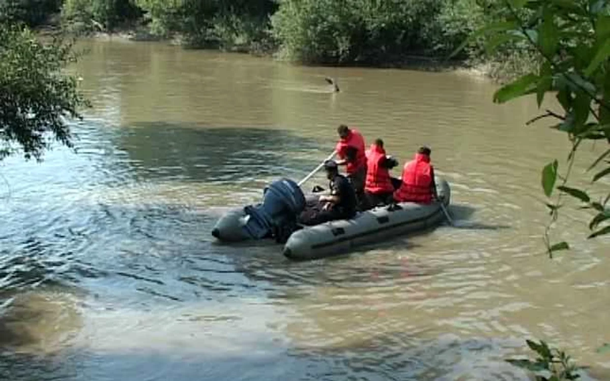 În momentul intervenţiei pompierilor, trupul bărbatului plutea la suprafaţa apei FOTO Arhivă