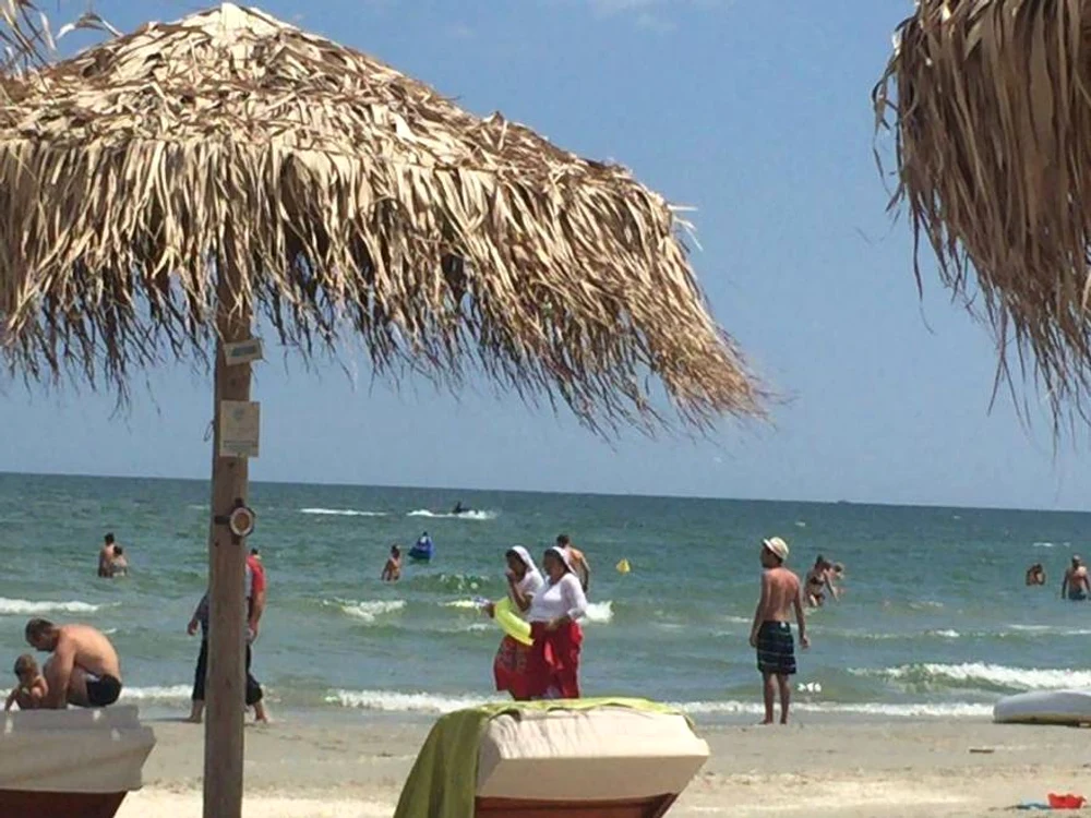 Familia de țigani de pe plajă nu este greu de observat printre restul turiștilor