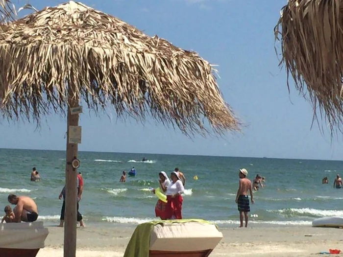 Familia de țigani de pe plajă nu este greu de observat printre restul turiștilor