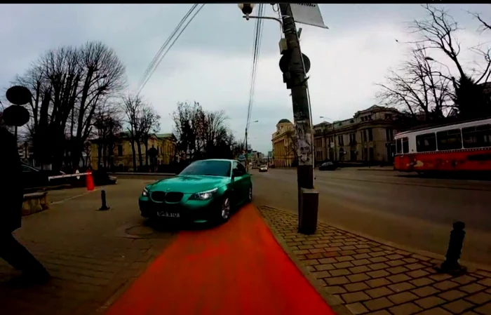 Automobilul BMW suprins de camera video plasată pe bicicletă FOTO Youtube