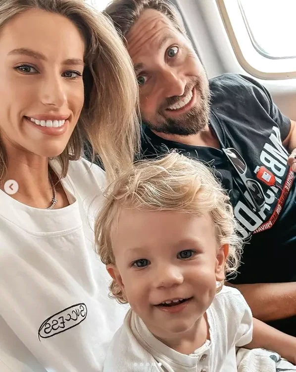 Gabriela Prisăcariu și Dani Oțil împreună cu fiul lor / foto: Instagram 