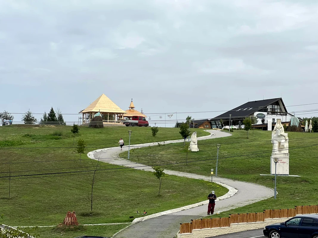 Capela din lemn de la Măciuca   Vâlcea pentru nunta liderului AUR George Simion Foto Arhiva personală jpg