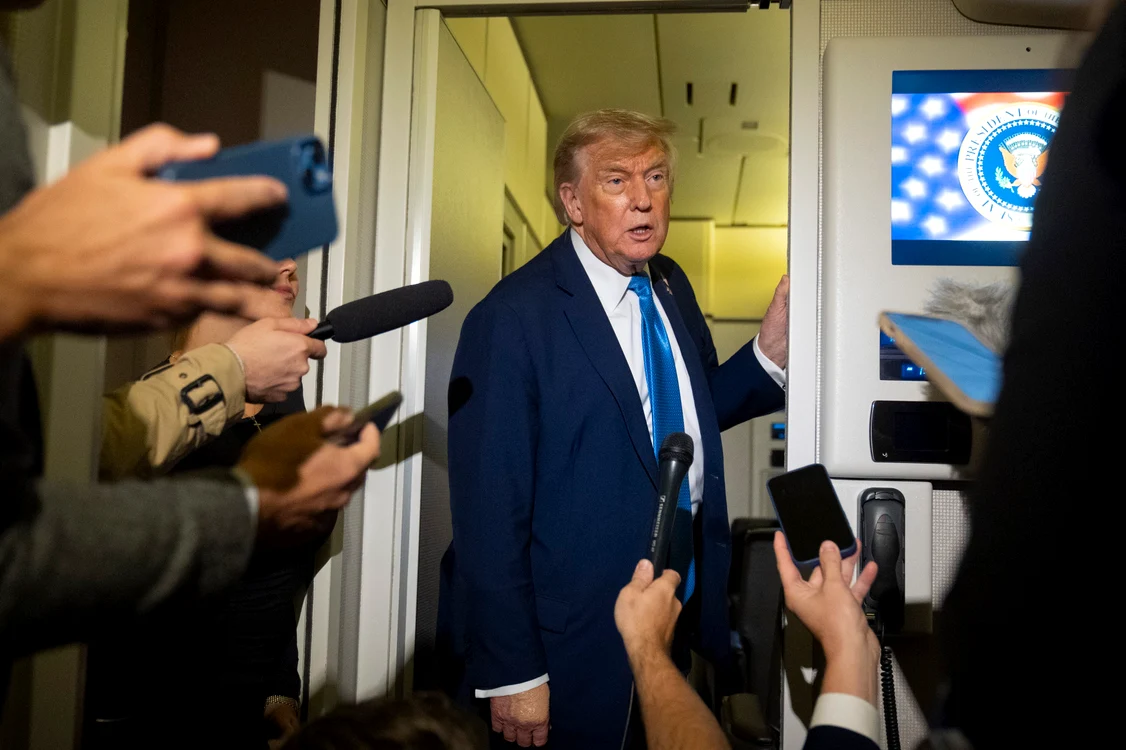 Donald Trump vorbește cu reporterii înainte să se urce în Air Force One FOTO Profimedia