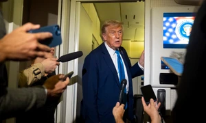 Donald Trump vorbește cu reporterii înainte să se urce în Air Force One FOTO Profimedia jpg